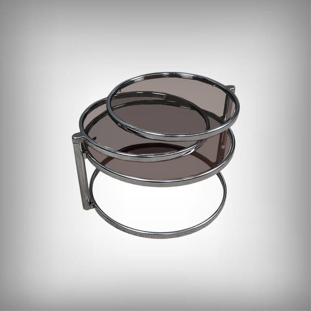 This elegant table, attributed to Milo Baughman and created in the 1970s, embodies the sophisticated modernist aesthetic...