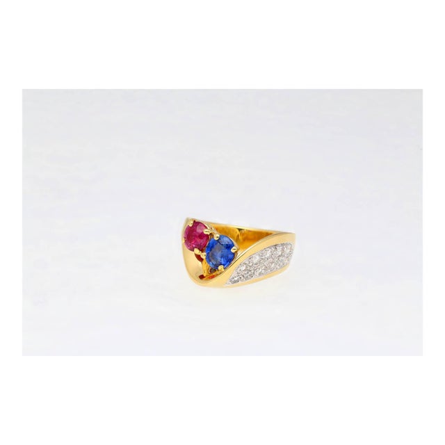 1.5 Carat Sapphire & Ruby With Diamond 18k Yellow Gold Crossover Statement Ring For Sale - Image 4 of 12