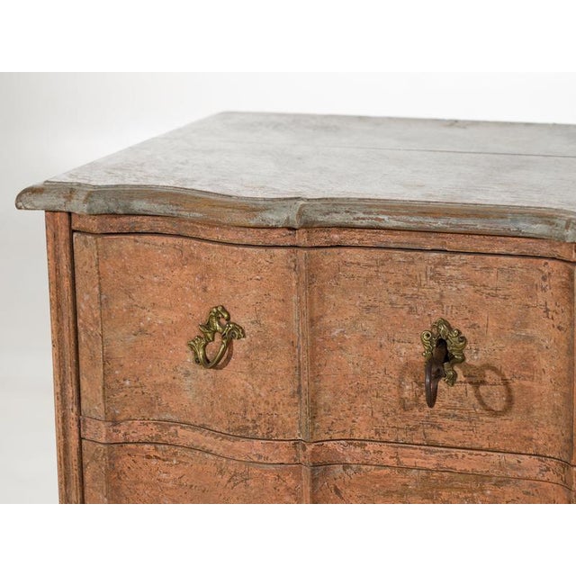 Charming scandinavian chest of drawers in original paint, with curved front, with marble painted top, 18th century h. 90...