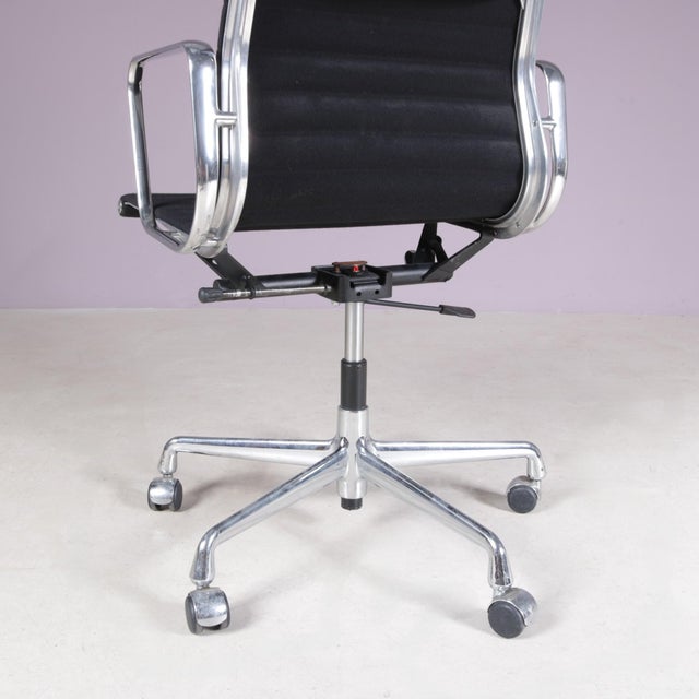 Desk Chair Model EA118 in Chrome Base with Black Hopsack Upholstery and Aluminium Armrests by Charles & Ray Eames for Vitra, Germany, 2000s For Sale - Image 12 of 16