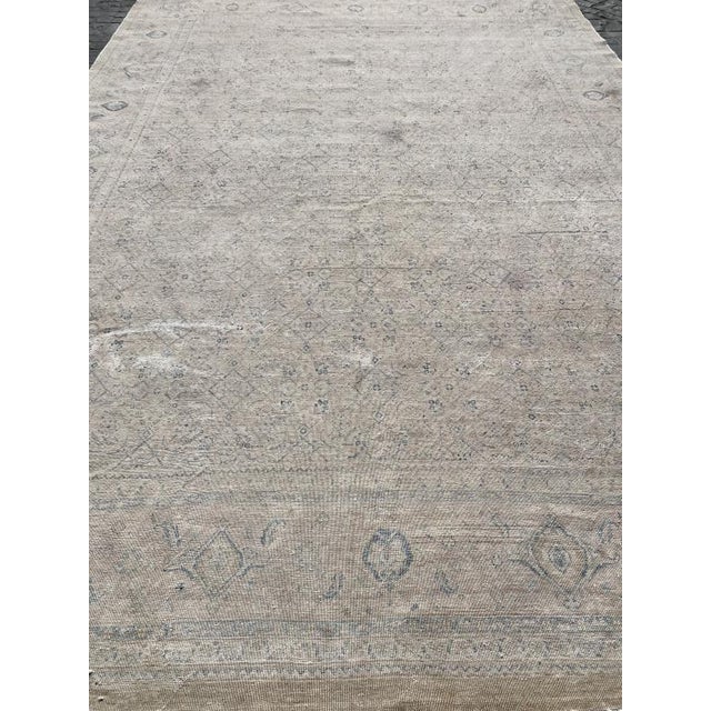 Most decorative fine vintage Mahal carpet. In colors suitable for all kinds of decor