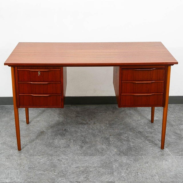 1960s Mid Century Danish Modern Desk Executive Teak 6 Drawer Lock Floating MCM For Sale - Image 5 of 11