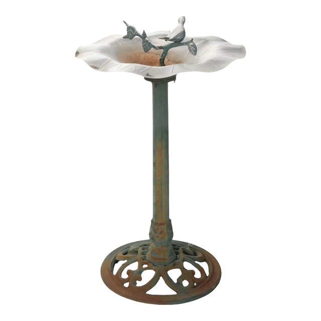 Late 20th Century Contemporary Garden Classical Cast Iron Lily Pad Bird Bath With Sculpted Bird For Sale