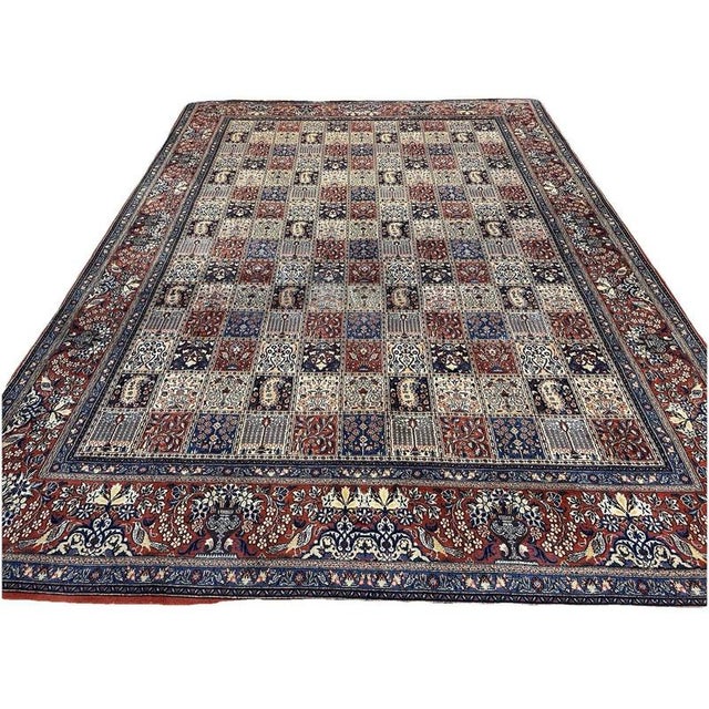 Hand-knotted Middle Eastern rug by Moud | Size: 250 x 350 cm | Pattern: Vibrant field pattern | Material: Moud with silk |...