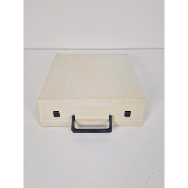 Beautiful olympia traveller de luxe typewriter in perfect condition and working and with lid. condition: good and working...