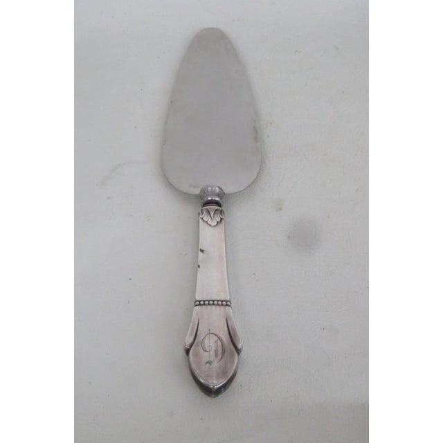 Traditional Mid 20th Century Pie Cake Server Stainless Steel Blade Sterling Silver Handle D Monogram For Sale - Image 3 of 8