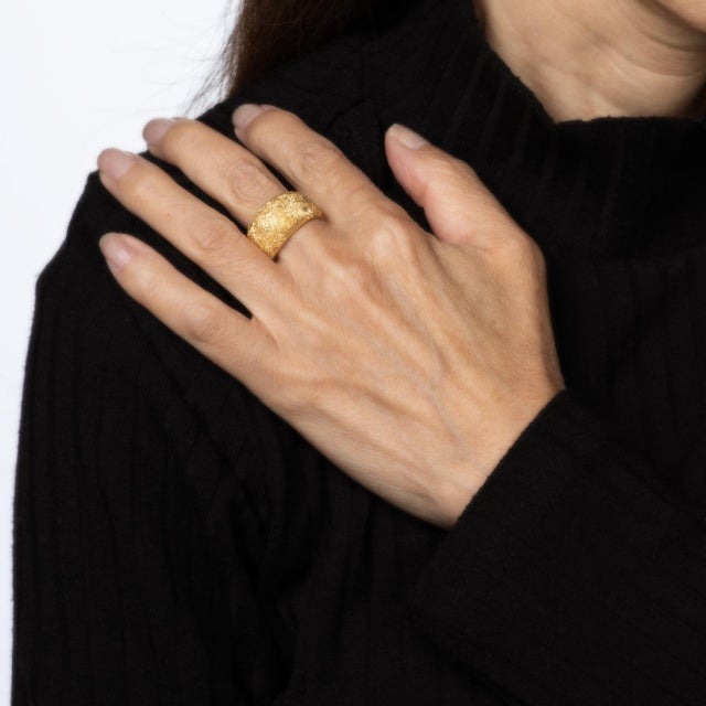 80s Portuguese Shimmer Ring 19k Yellow Gold Dome Band Sz 7.25 Fine Jewelry For Sale In Los Angeles - Image 6 of 7