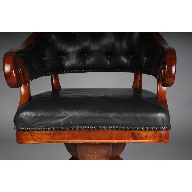 Early 19th Century Antique English Chesterfield Captain's Desk Chair in Mahogany, 1830s For Sale - Image 5 of 18