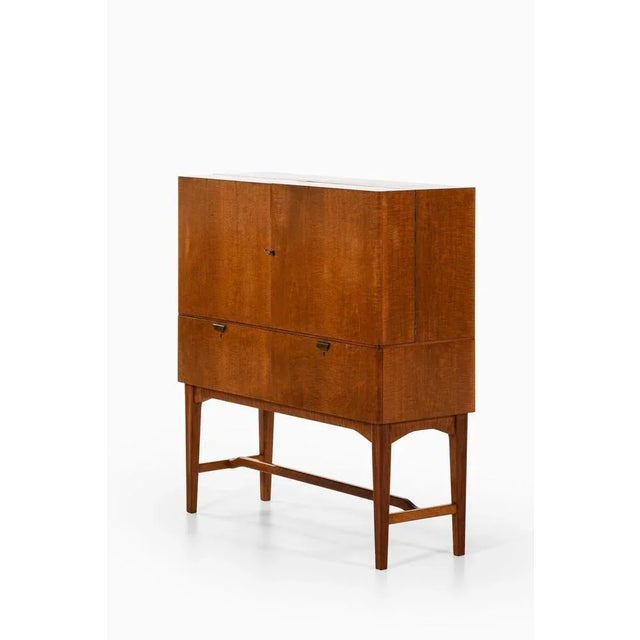 Bar Cabinet in Elm and Brass Attributed to Carl-Axel Acking, 1940's Additional Information: Material: Elm, brass Style:...