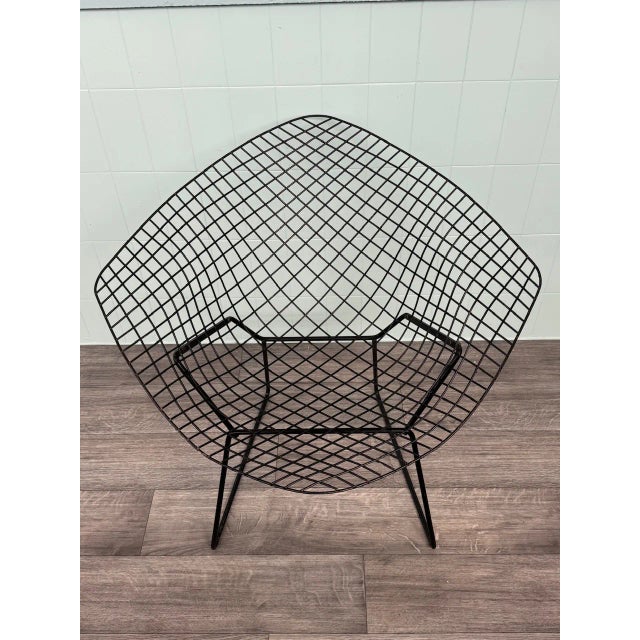 Metal armchair with black padded mesh. This armchair is close to the design of the famous diamond model by Harry Bertoïa...