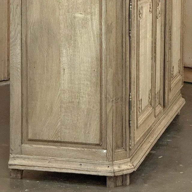 18th Century French Louis XVI Period Buffet in Stripped Oak For Sale - Image 10 of 18