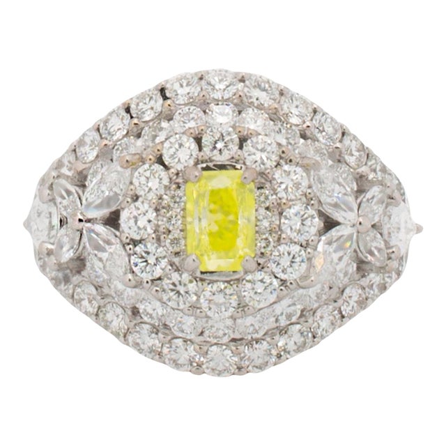 Ladies 18k White Gold Gia Certified Fancy Vivid Green-Yellow Cocktail Ring Size 6 For Sale