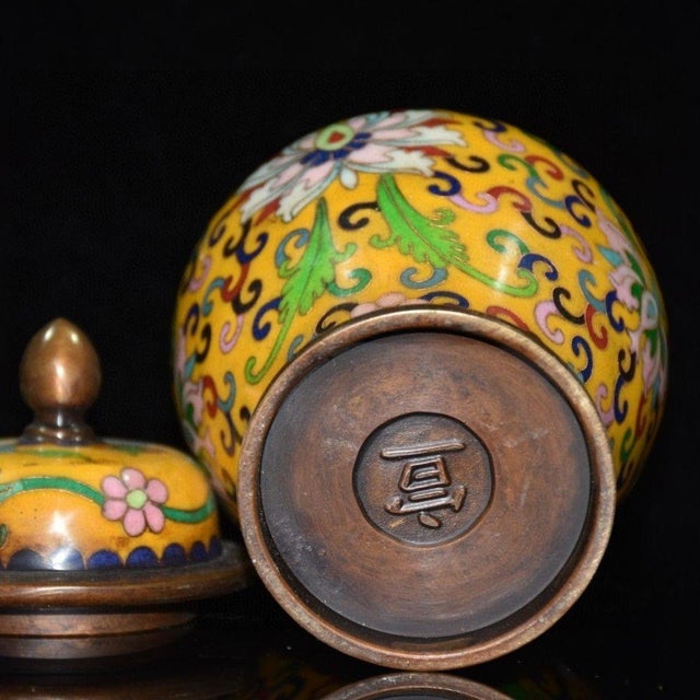 Large Vintage Chinese Yellow Ground Cloisonné Ginger Jar With Lotus Motif & Copper Finial For Sale - Image 9 of 9