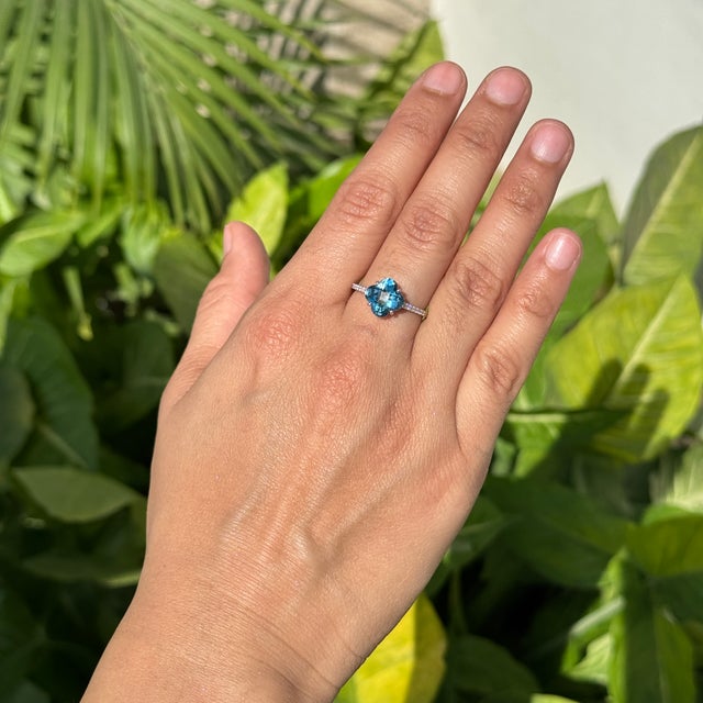 Modern Chic 2.71ct Blue Topaz Diamond Clover Statement Ring in 14k Gold Size 6.5 For Sale In New York - Image 6 of 16