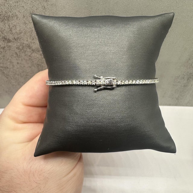 Contemporary Natural Diamond Tennis Bracelet in 14kt White Gold – 1.70ctw, 7in, New For Sale - Image 3 of 4