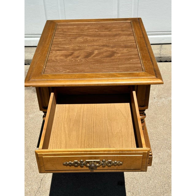 1970s Athens Table Company Solid Maple End Table, Model 5119-6 – Early American Colonial Revival For Sale - Image 4 of 7