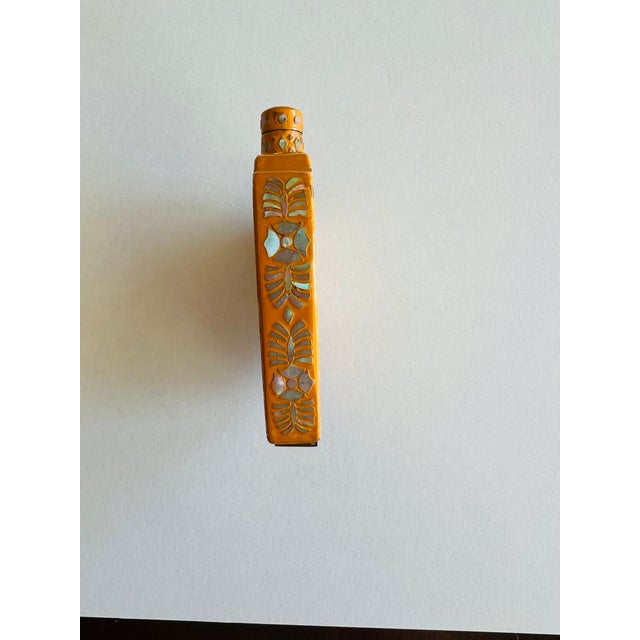 Unusual Antique/Vintage Lac Burgaute Snuff Bottle – Ochre For Sale - Image 4 of 9