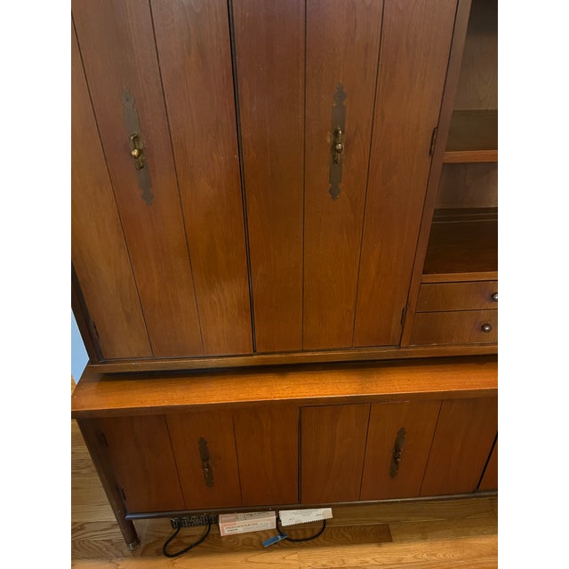 1950s Mid-Century Modern Wood Hutch / China Cabinet With Brass Hardware For Sale - Image 4 of 12