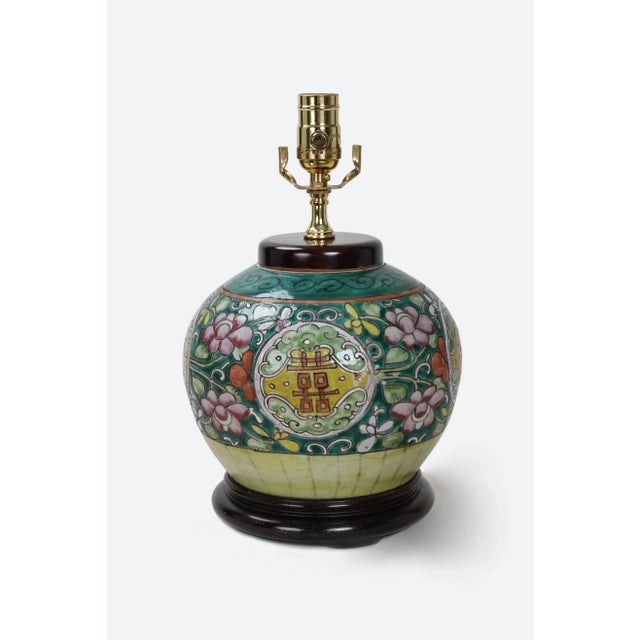 Pattern design of flowers and Chinese characters. The word "囍" in the circle represents the joyous meaning of the Chinese...