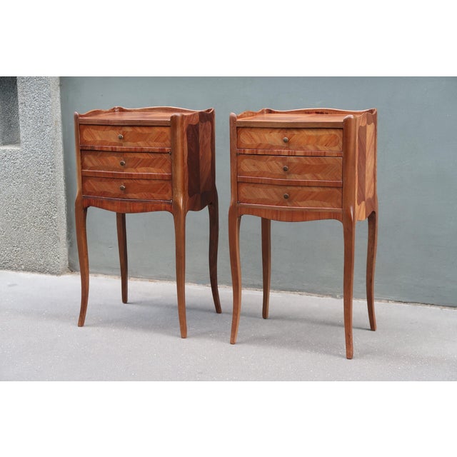 1920s Pair of French Louis XV Style Rosewood Side Tables Nightstands For Sale - Image 11 of 14