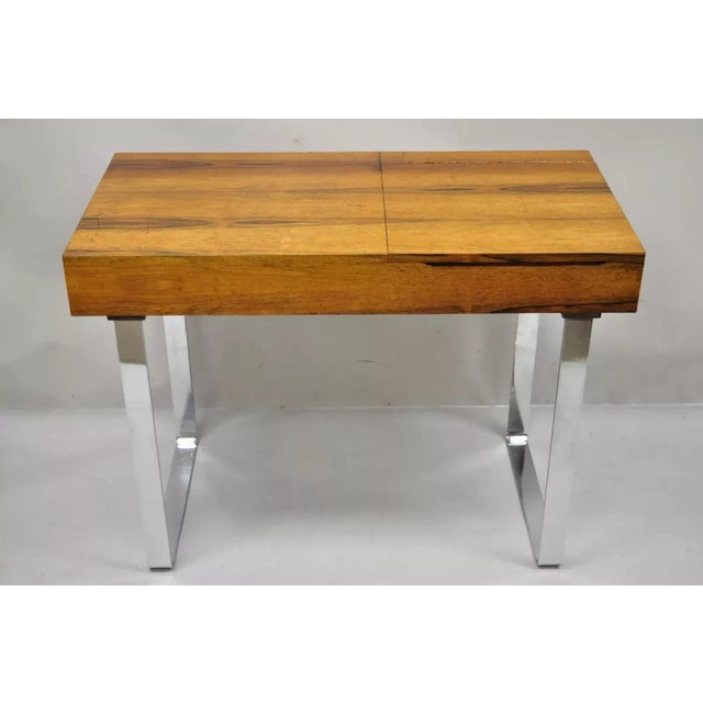 Vintage Echtes Kristall Spiegelglas Rosewood Mid Century Danish Modern Chrome Vanity Table. Item features a flip top with...