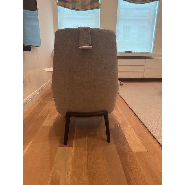 Indulge in the epitome of modern luxury with the Leda armchair by Antonio Citterio. Crafted in Italy with meticulous...