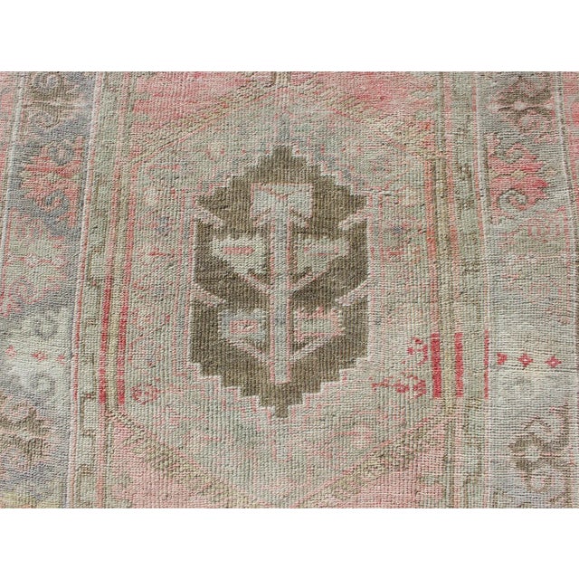 Mid 20th Century Vintage Turkish Oushak Rug With Soft Taupe and Blush Pink Accents 3'2 X 5'9 For Sale - Image 5 of 11