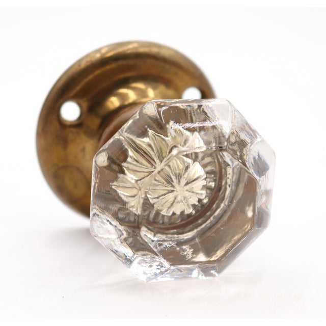 Antique octagon clear glass door knob paired with a plain brass rosette. The original mounting screws are not available....