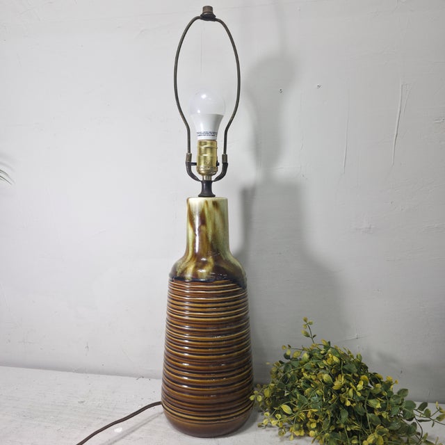 1970s Mid-Century Modern Ribbed Ceramic Drip-Glaze Table Lamp in Amber Brown For Sale - Image 4 of 12