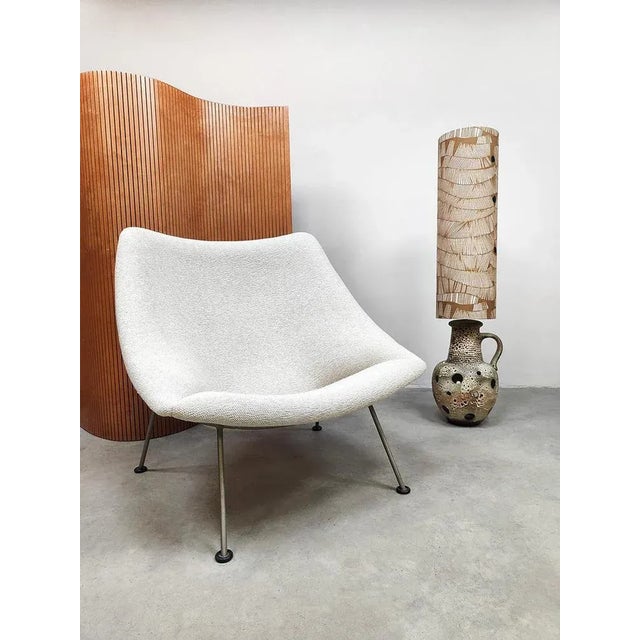 Dutch Design! This iconic "Oyster" F157 armchair fits perfectly in the back and has a wonderful seating comfort due to its...
