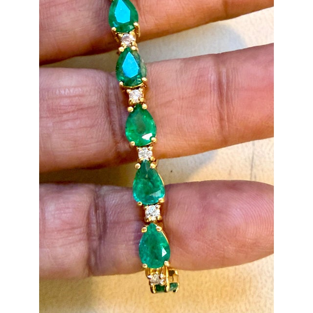 2020s 13 Carat Natural Zambian Emerald & Diamond Tennis Bracelet 14 Karat Yellow Gold For Sale - Image 5 of 8