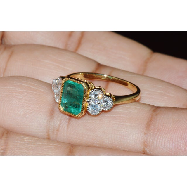 Green Gia Certified Natural 2.20cts vs F Diamond Emerald 18k Gold Dinner Ring, Size 6.5 For Sale - Image 8 of 13