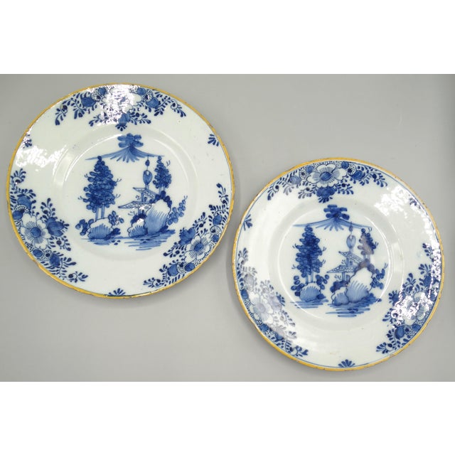 18th-Century Dutch Delft Plates Marked De Klaeuw, a Pair For Sale - Image 9 of 10