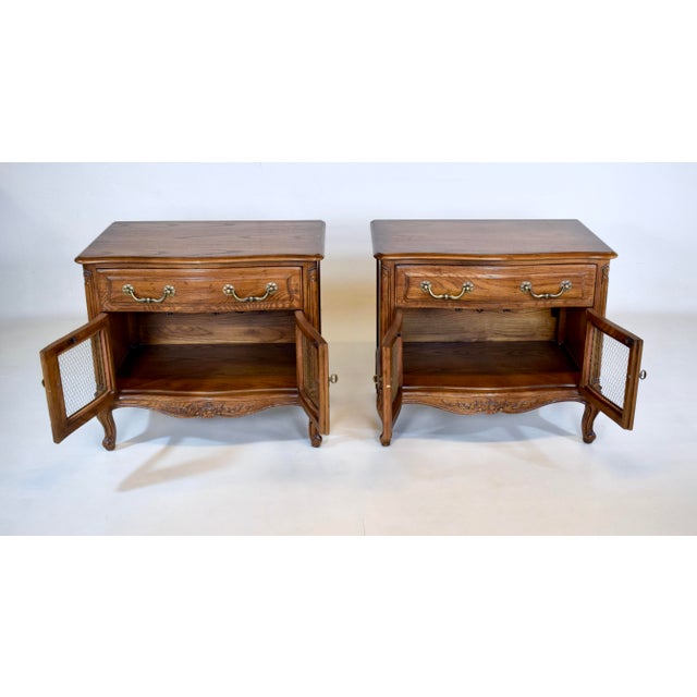 French Provincial Henredon French Provincial Nightstands, Carved Oak & Brass, 1980s, Usa For Sale - Image 3 of 12