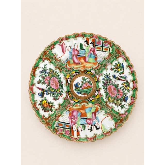 Set of Four Scalloped Rim Rose Medallion Plates, 19th Century For Sale - Image 4 of 6