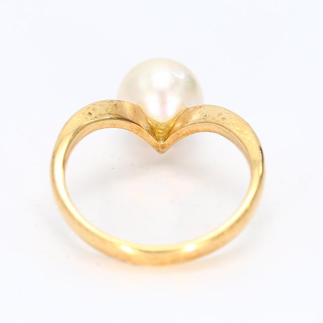 18k Yellow Gold "V" Shaped Ring Band With 8.3mm Pearl - Size 6.25 For Sale - Image 4 of 6