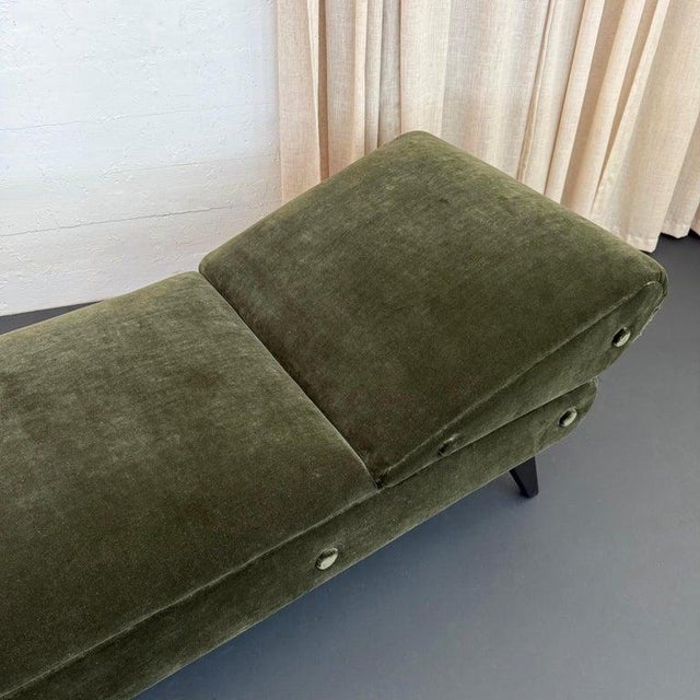 Early Mid-Century Olive Green Suede Daybed Chaise Longue For Sale In New York - Image 6 of 9