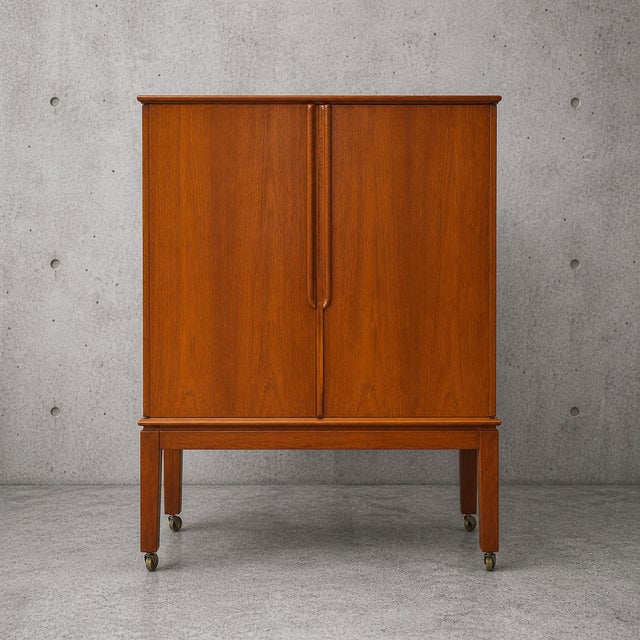 Mid-Century Modern Danish Teak Bar Cabinet on Castors, 1970s, in Very Good conditions. Designed 1970 to 1979
