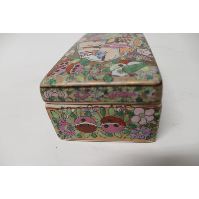 Asian 17th Century Chinese Porcelain Covered Box With Figural Decoration For Sale - Image 3 of 11