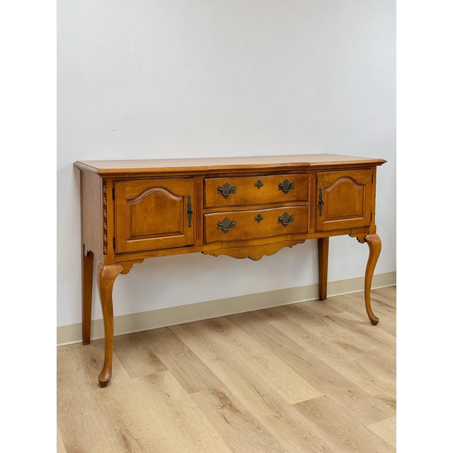 This handsome vintage Pennsylvania House walnut traditional buffet is a well-crafted and classically considered dining...