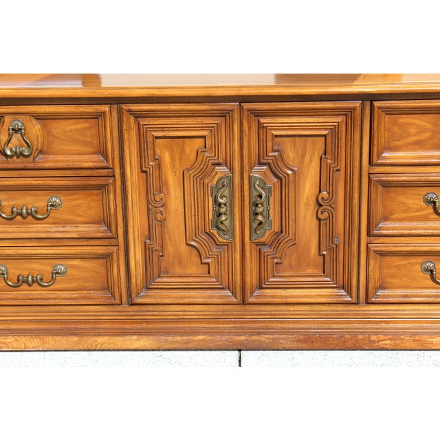 1970s White Fine Furniture Solid Wood Dresser With Two Mirrors & Matching Nightstands - Mid-Century Carved Walnut Bedroom Set For Sale - Image 12 of 18