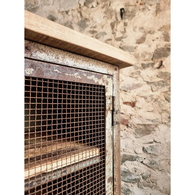 Industrial French Military Metal Storage Cabinet with Oak Top & Wooden Shelves for Ministère De Lair, 1956 For Sale - Image 6 of 18