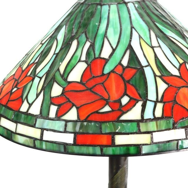 Tiffany Style Floral Leaded Stained Glass Table Lamp 20thC Measures - 25 5/8" x 18" x 18"
