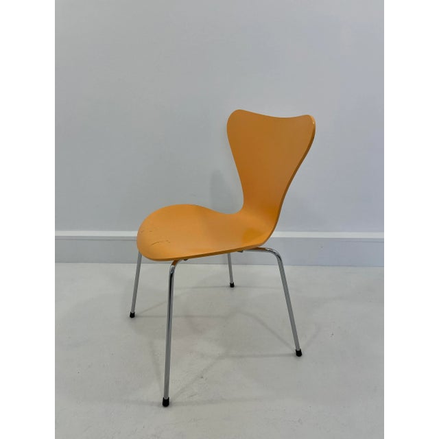 Chair mod. 3107 designed by Arne Jacobsen in 1955. This model is yellow, the songs are wood color, the footing chrome. The...