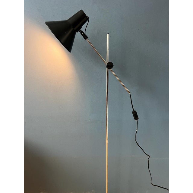 Flexible mid vintage black 'rod floor lamp. The position of both the shade and the arm can easily be adjusted. The lamp...