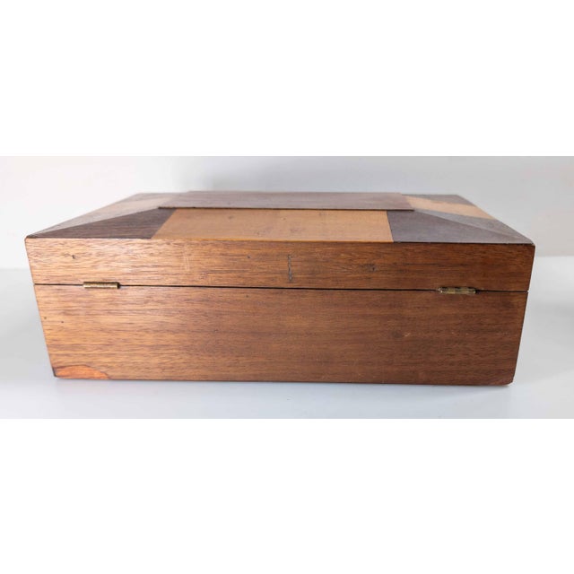19th Century English or European Two-Tone Mahogany Satinwood Veneered Box For Sale - Image 9 of 17