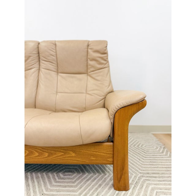Wood Late 20th Century Ekornes Stressless Buckingham 3-Seat Recliner Sofa Vintage MCM 90" Wide For Sale - Image 7 of 17