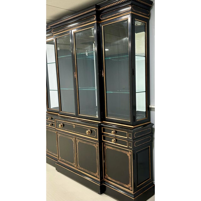 Hollywood Regency Karges Black & Gilt Lacquered Breakfront Display Cabinet | Neoclassical China Cabinet | Illuminated 90” For Sale - Image 3 of 12