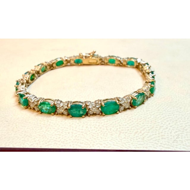 12 Carat Emerald 2.2 Carat Diamond Flower Tennis Bracelet 14 Karat Yellow Gold For Sale - Image 12 of 18