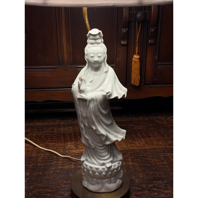 Chinoiserie Vintage Blanc De Chine Style Porcelain Guanyin Figural Table Lamp With Brass Base For Sale - Image 3 of 15